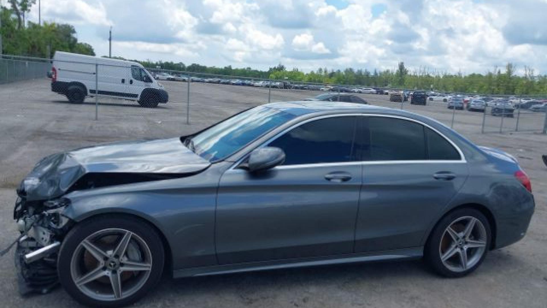 Mercedes - C300 - 2018 - Grey - 39749863