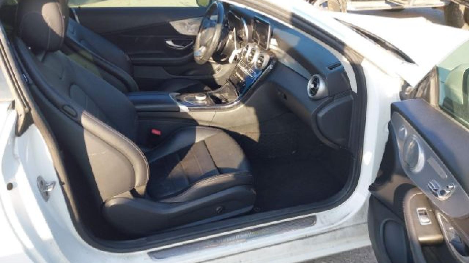 Mercedes - C300 - 2017 - White - 40655655