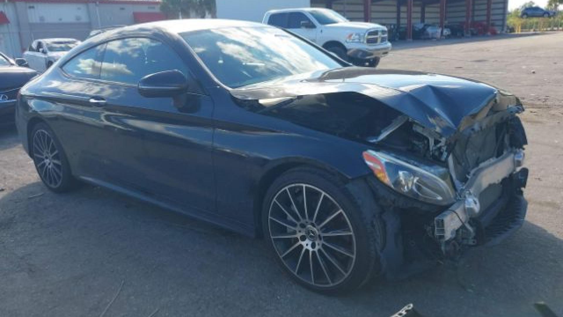 Mercedes - C300 - 2018 - Black - 40951885