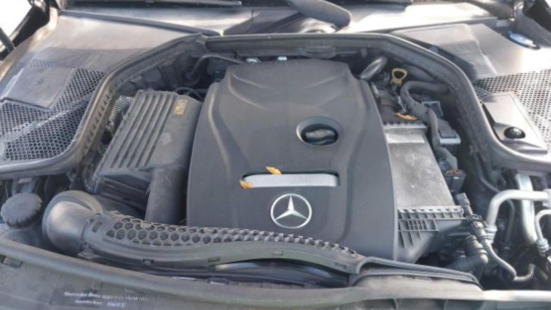 Mercedes - C300 - 2018 - Black - 40951885