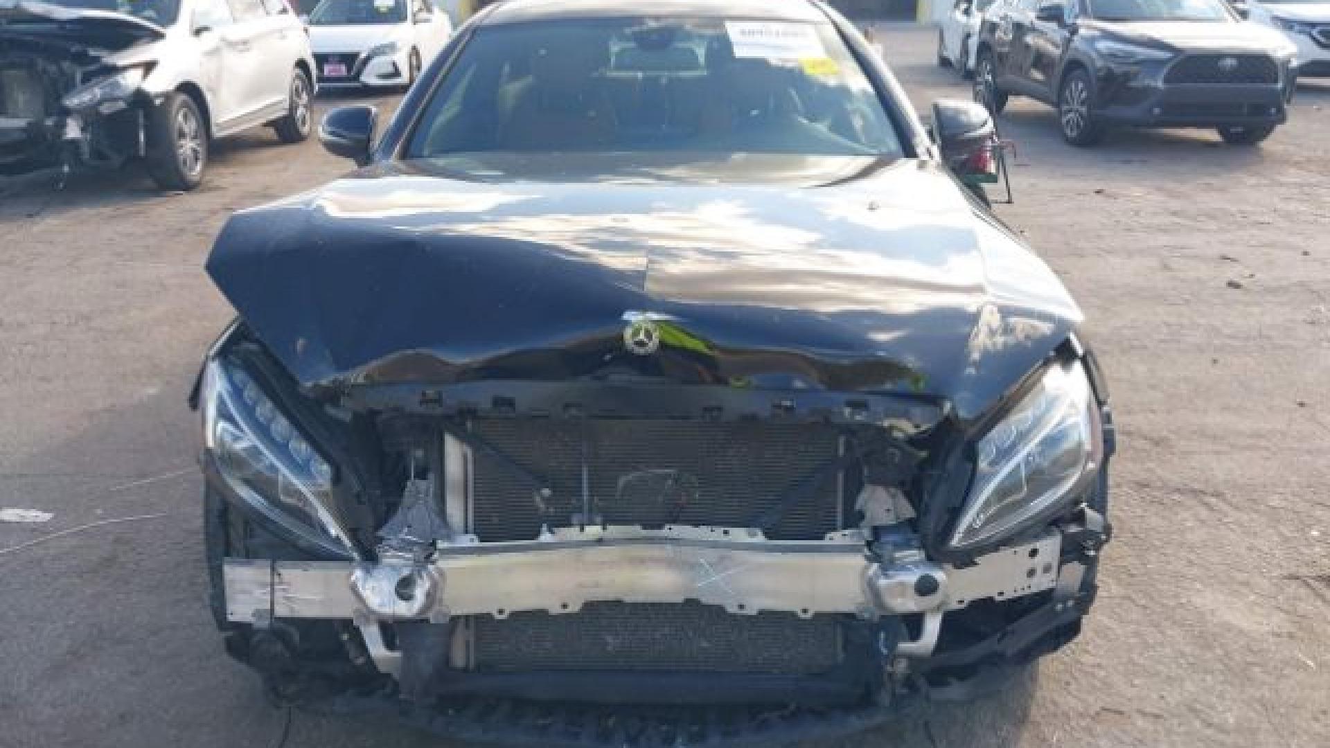 Mercedes - C300 - 2018 - Black - 40951885