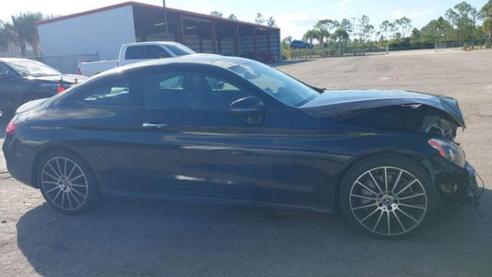 Mercedes - C300 - 2018 - Black - 40951885