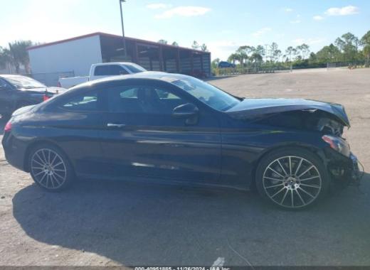 Mercedes - C300 - 2018 - Black - 40951885
