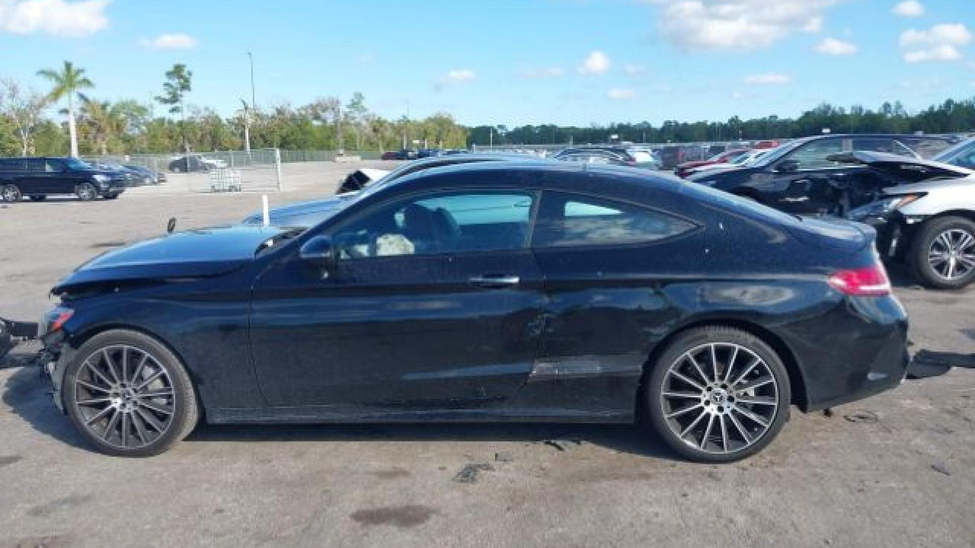 Mercedes - C300 - 2018 - Black - 40951885