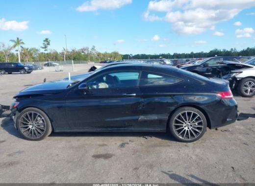 Mercedes - C300 - 2018 - Black - 40951885