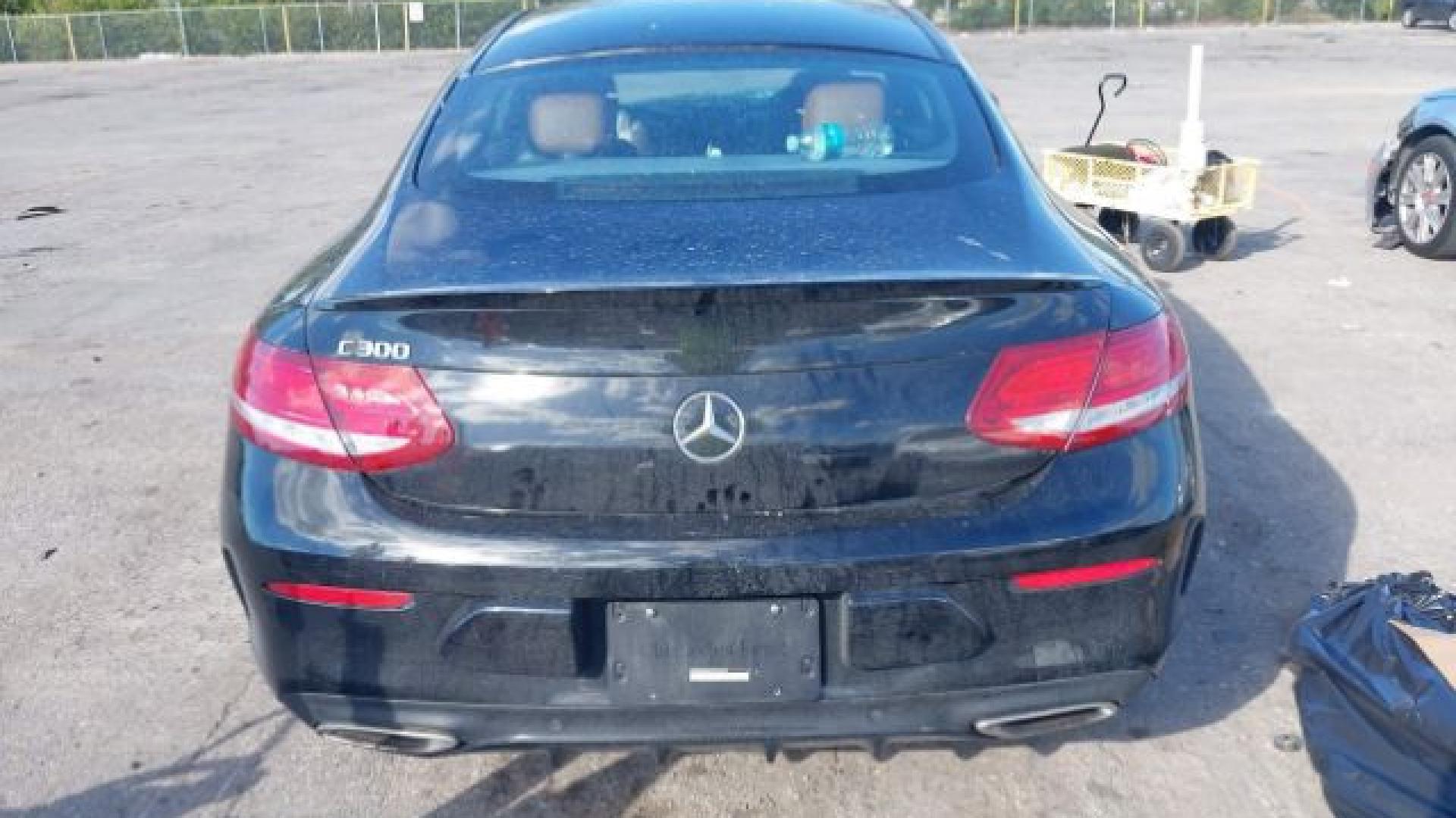 Mercedes - C300 - 2018 - Black - 40951885