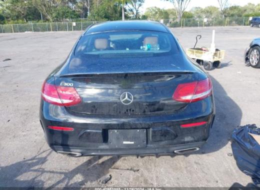 Mercedes - C300 - 2018 - Black - 40951885