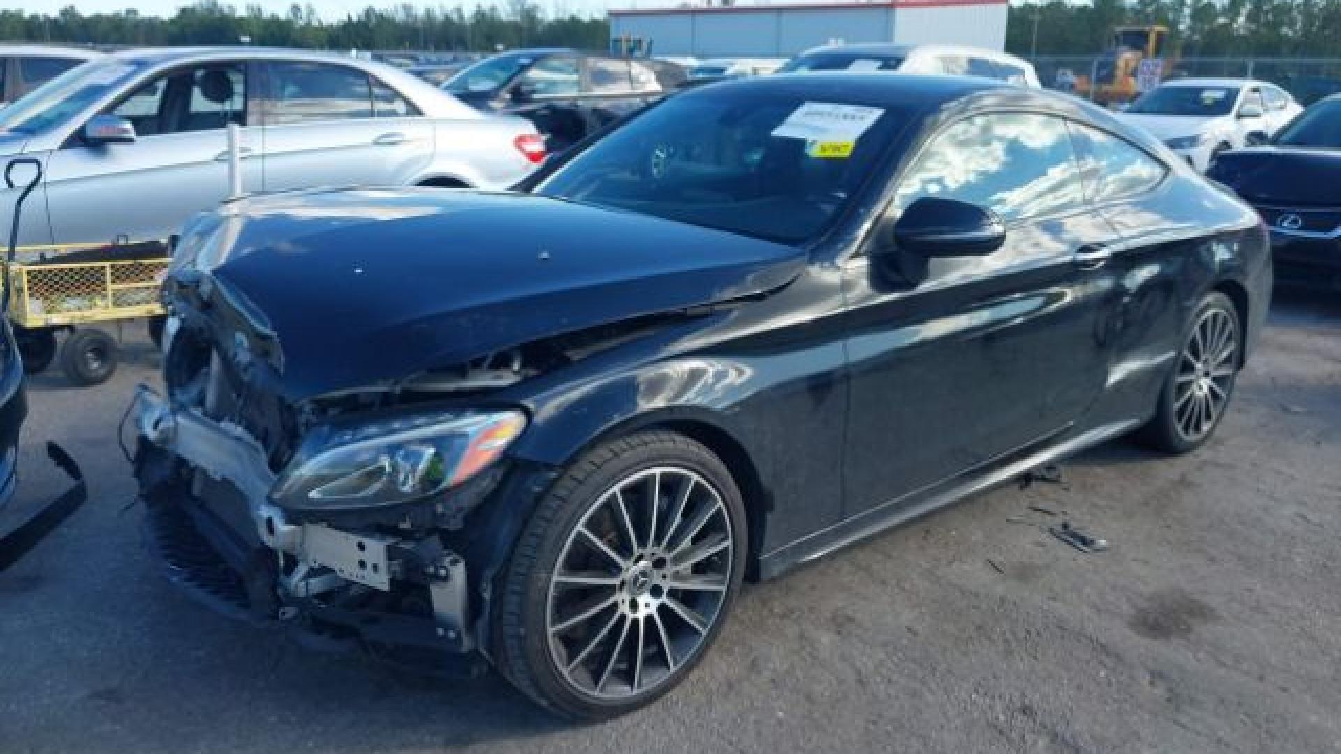 Mercedes - C300 - 2018 - Black - 40951885