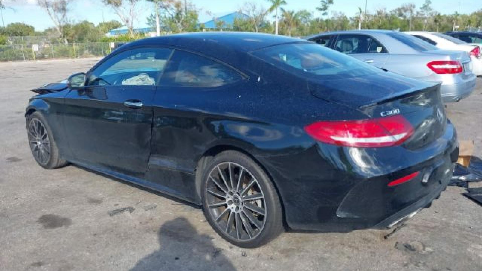 Mercedes - C300 - 2018 - Black - 40951885