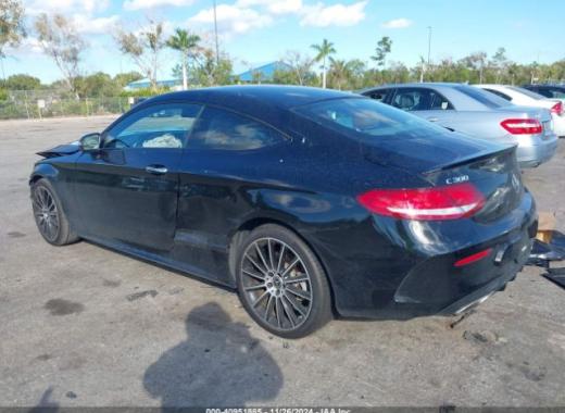 Mercedes - C300 - 2018 - Black - 40951885