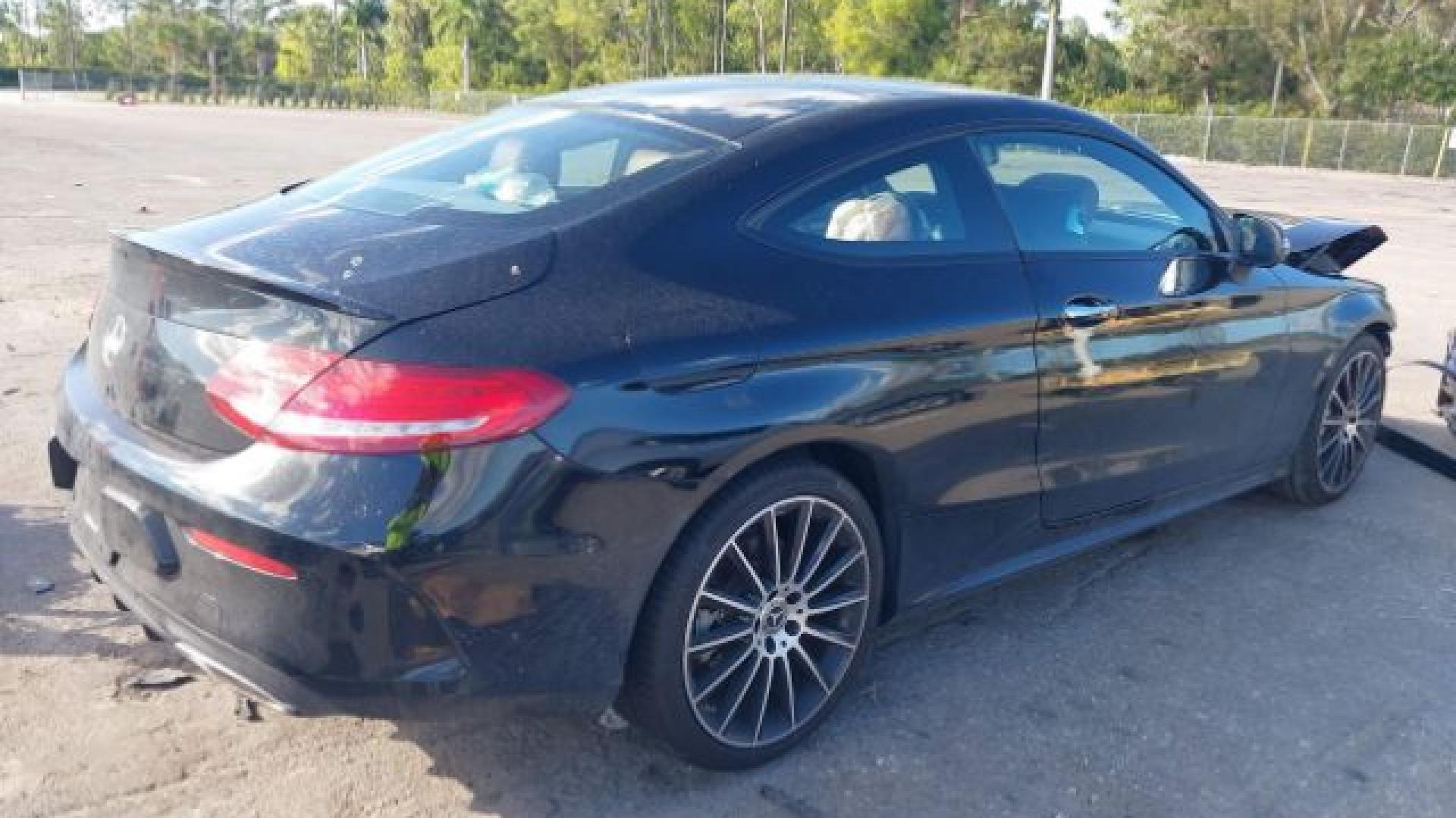 Mercedes - C300 - 2018 - Black - 40951885