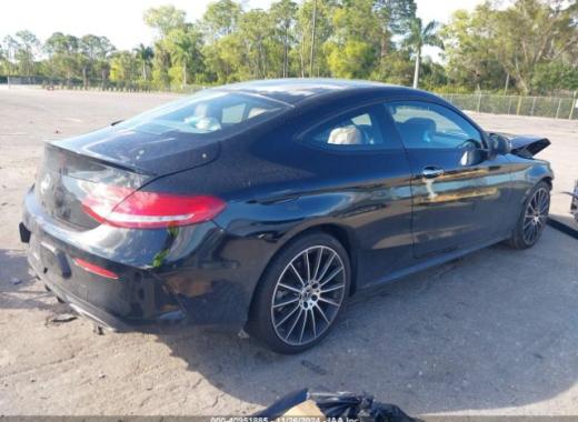 Mercedes - C300 - 2018 - Black - 40951885