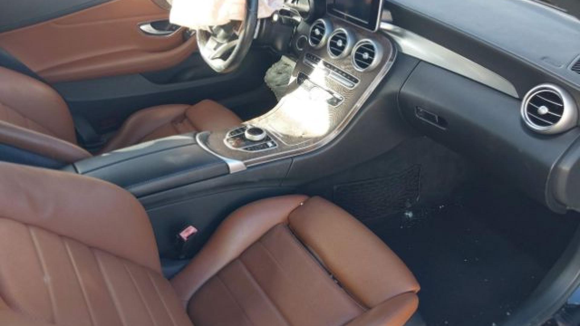 Mercedes - C300 - 2018 - Black - 40951885