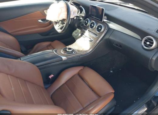 Mercedes - C300 - 2018 - Black - 40951885