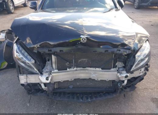 Mercedes - C300 - 2018 - Black - 40951885