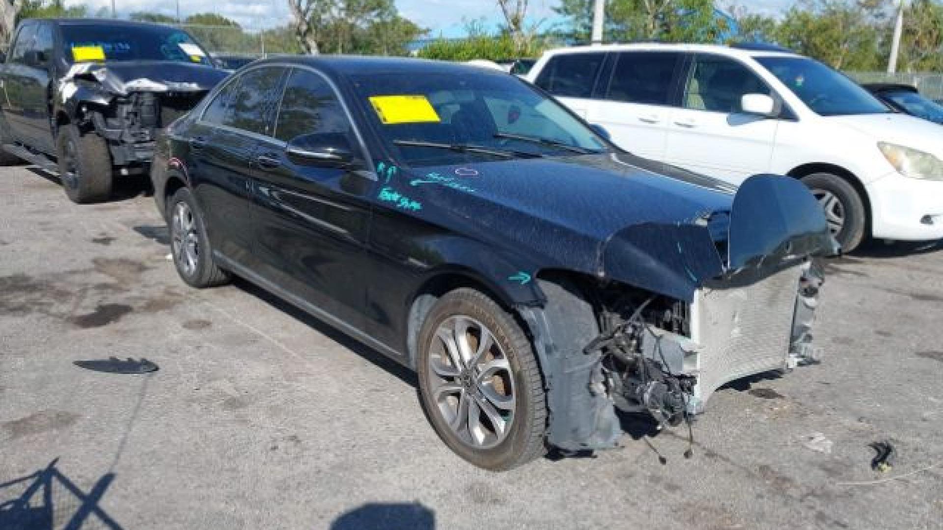 Mercedes - C300 - 2018 - Black - 40954637