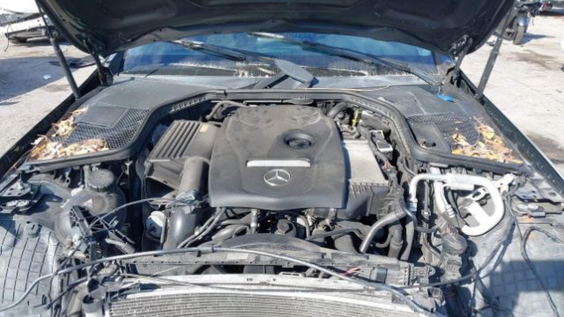 Mercedes - C300 - 2018 - Black - 40954637