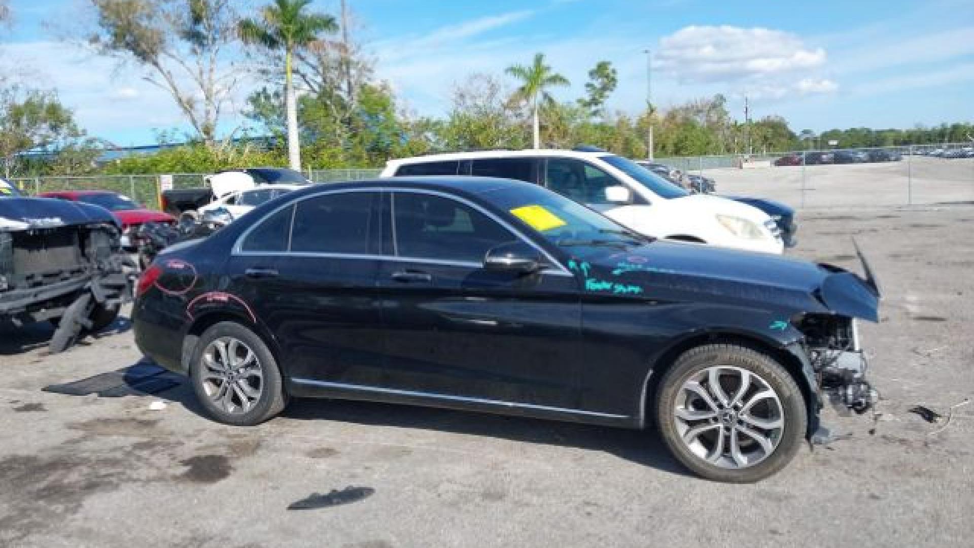 Mercedes - C300 - 2018 - Black - 40954637