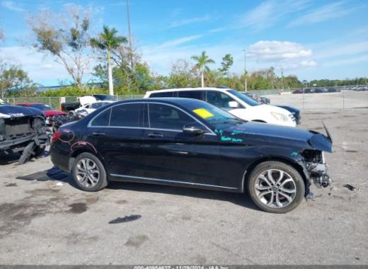 Mercedes - C300 - 2018 - Black - 40954637