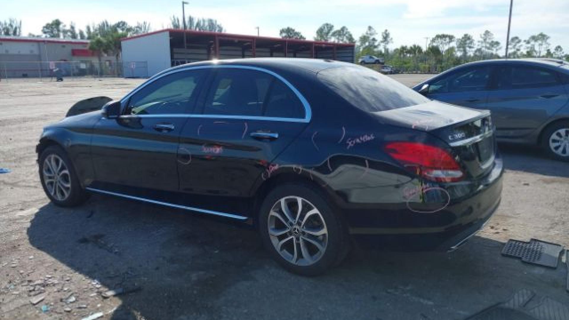 Mercedes - C300 - 2018 - Black - 40954637