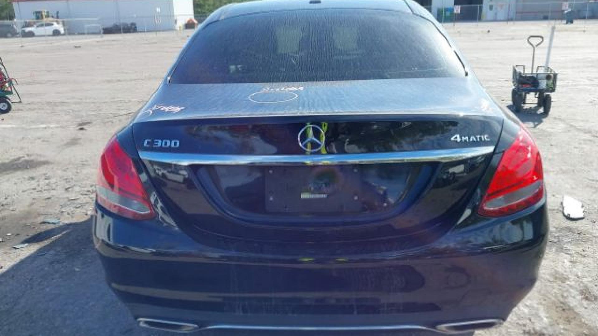 Mercedes - C300 - 2018 - Black - 40954637