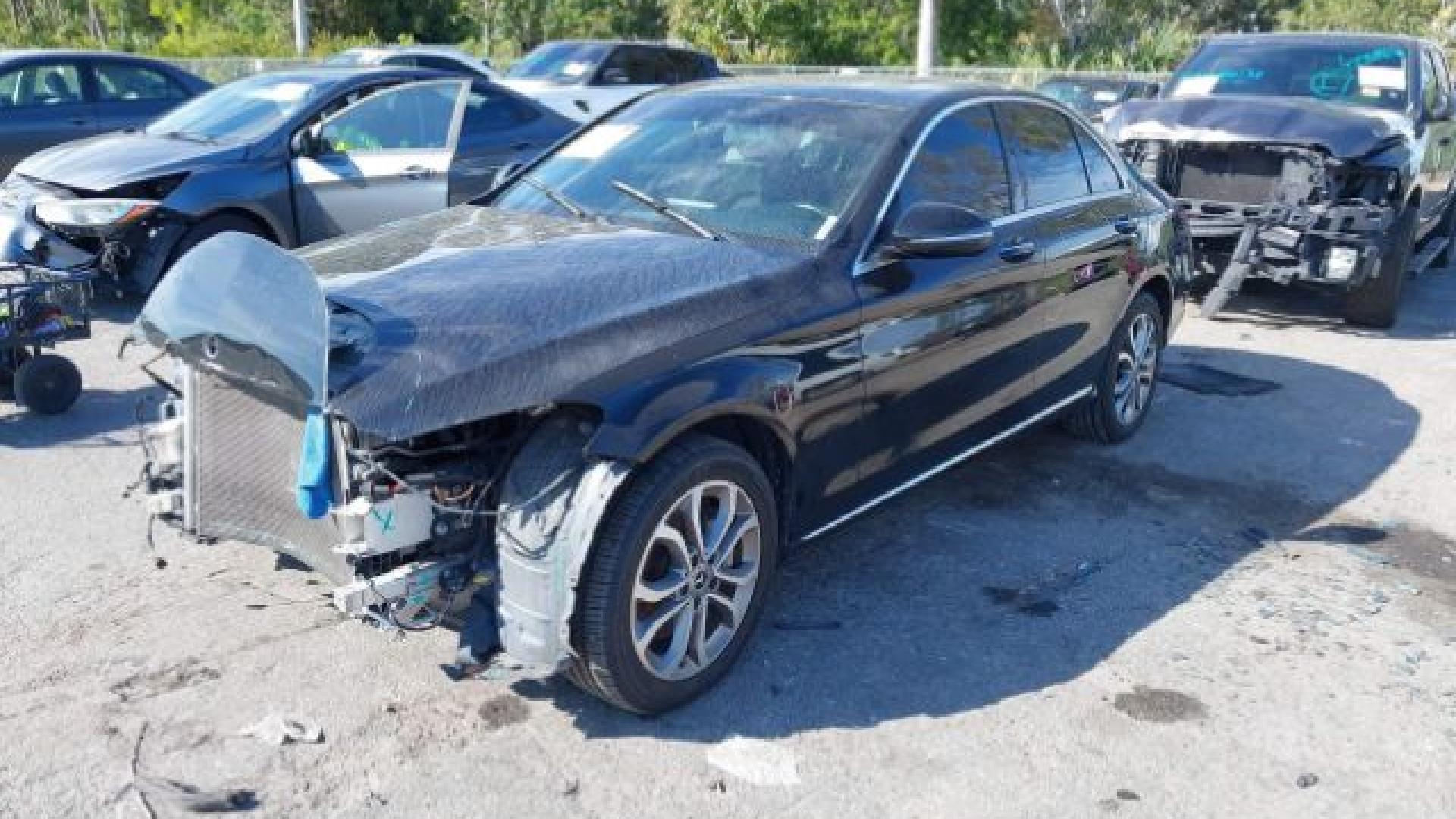 Mercedes - C300 - 2018 - Black - 40954637