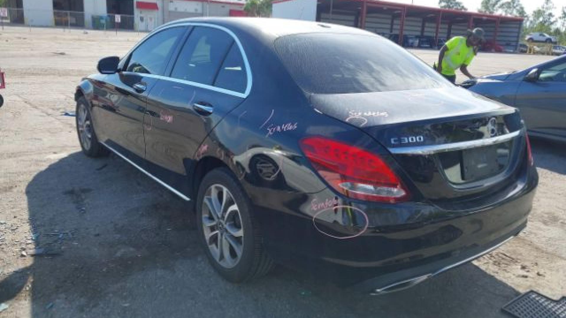 Mercedes - C300 - 2018 - Black - 40954637