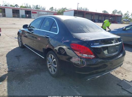 Mercedes - C300 - 2018 - Black - 40954637