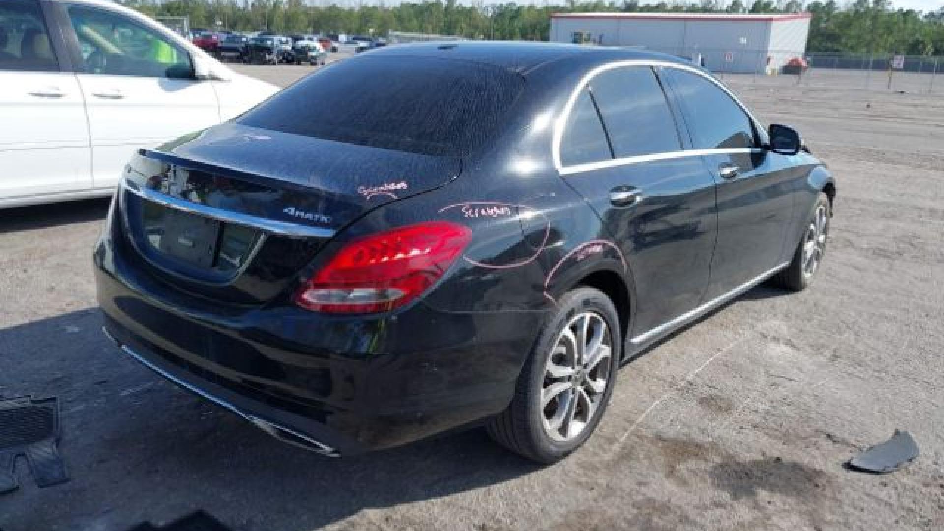 Mercedes - C300 - 2018 - Black - 40954637