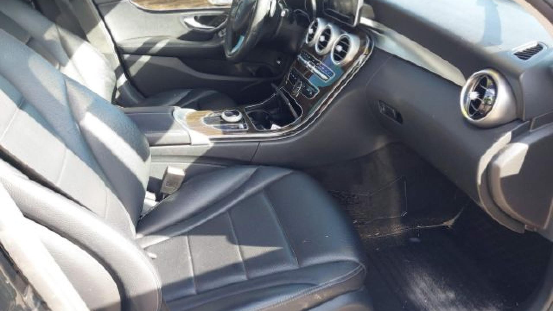 Mercedes - C300 - 2018 - Black - 40954637