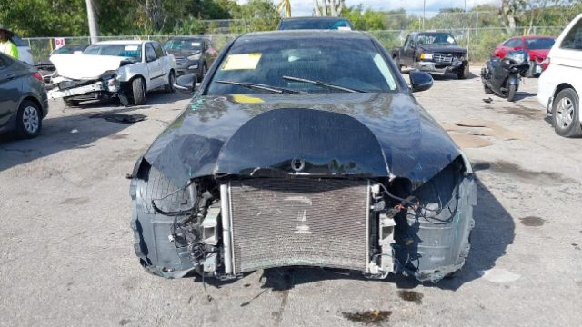 Mercedes - C300 - 2018 - Black - 40954637