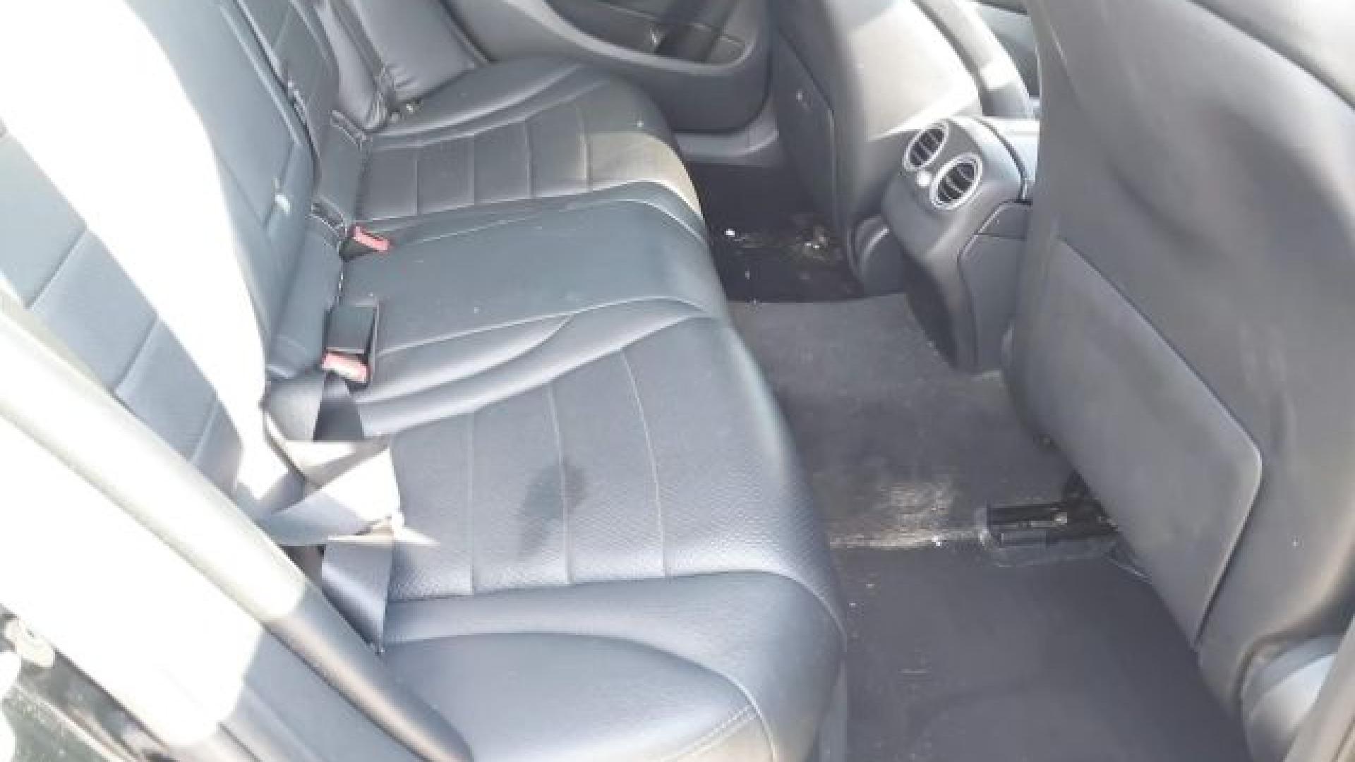 Mercedes - C300 - 2018 - Black - 40954637