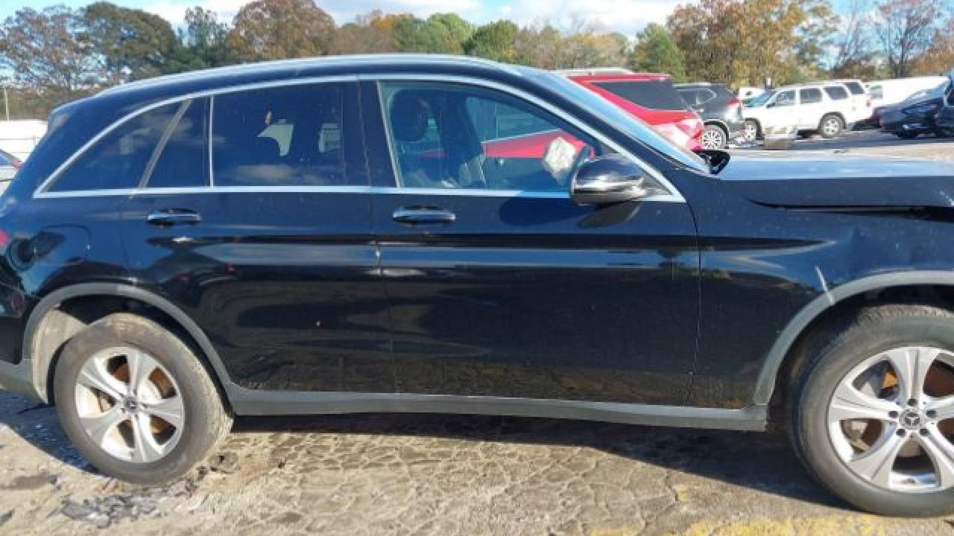 Mercedes-Glc-2017-Black-40959113