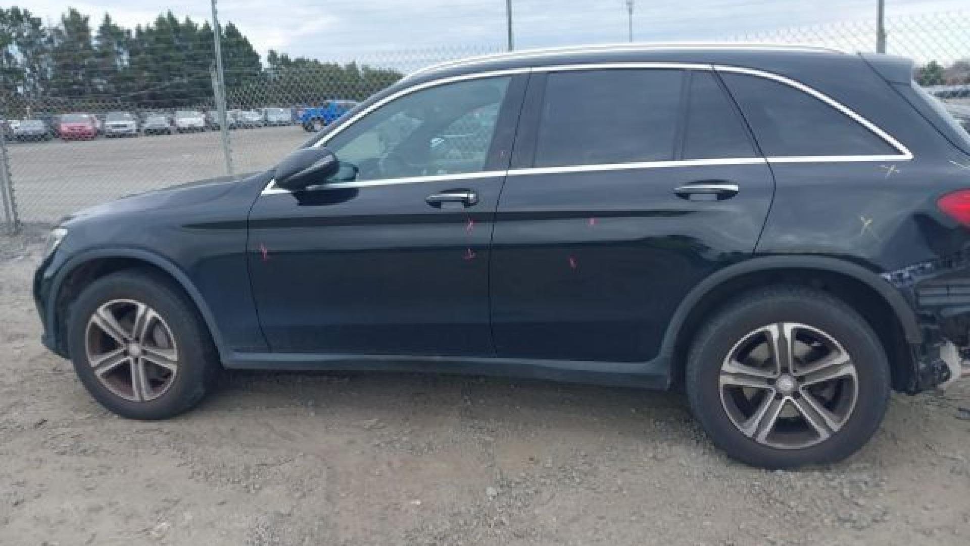 Mercedes - Glc 300 - 2017 - Black - 40993573