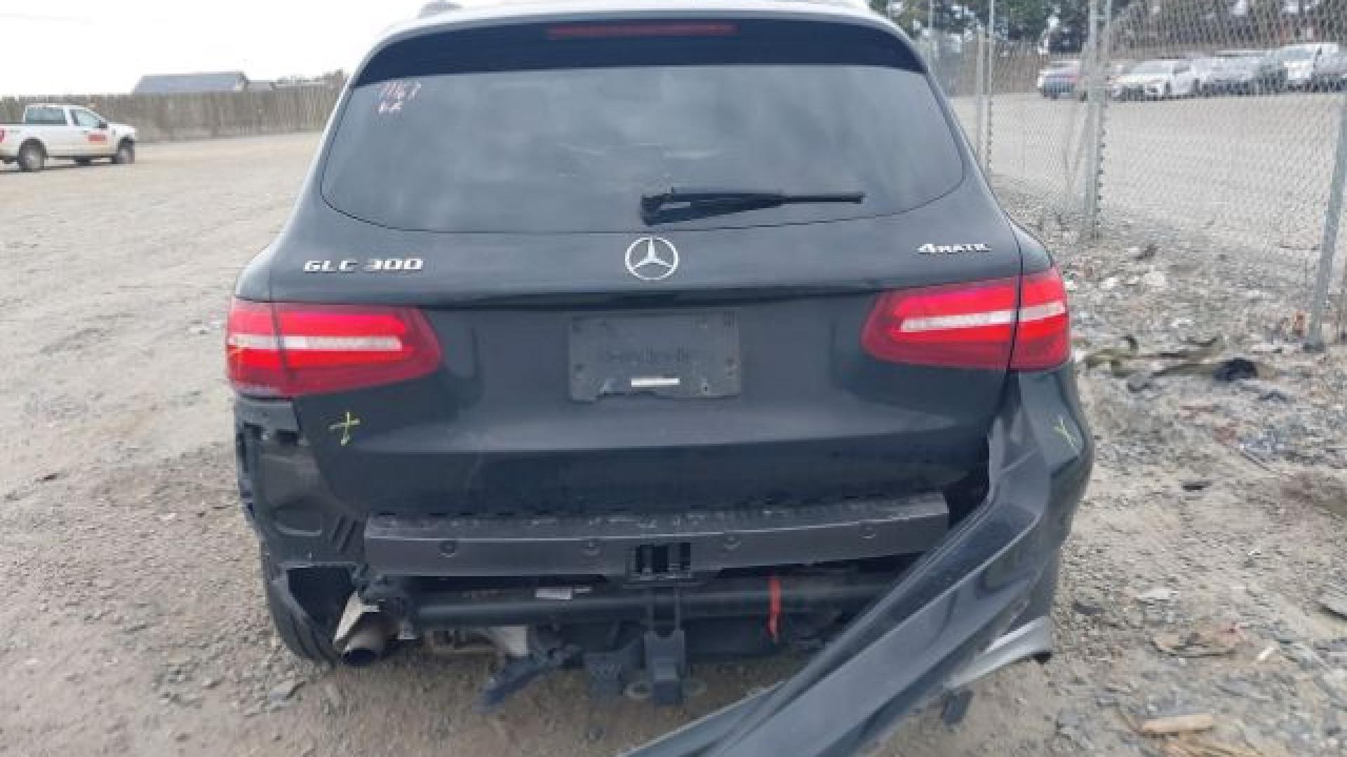 Mercedes - Glc 300 - 2017 - Black - 40993573