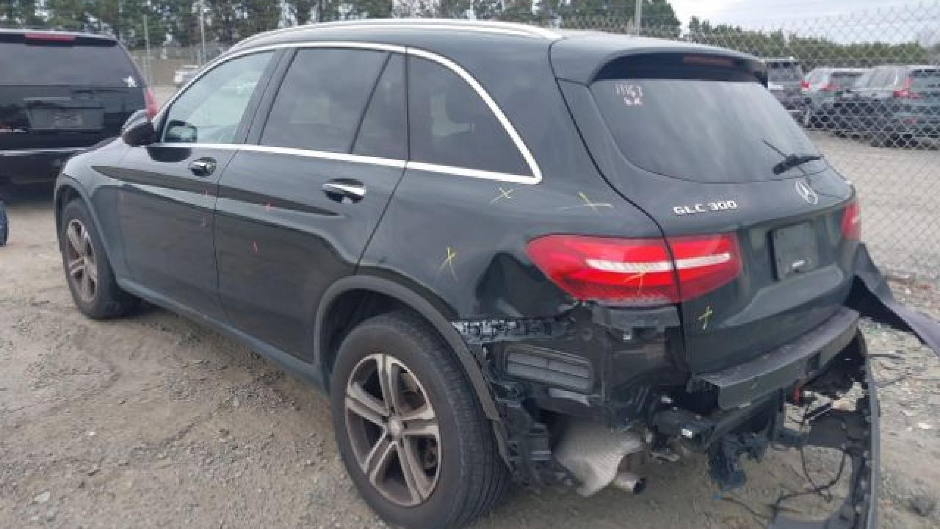 Mercedes - Glc 300 - 2017 - Black - 40993573