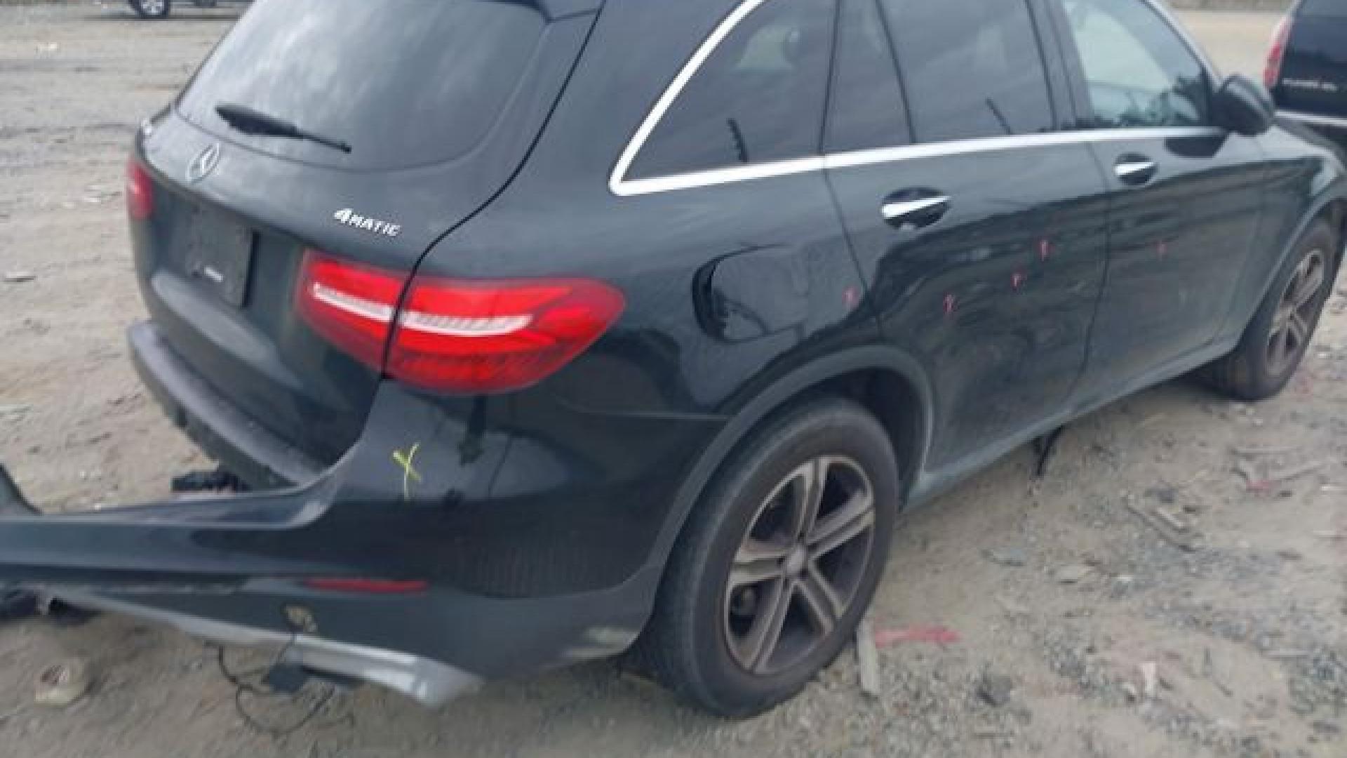 Mercedes - Glc 300 - 2017 - Black - 40993573