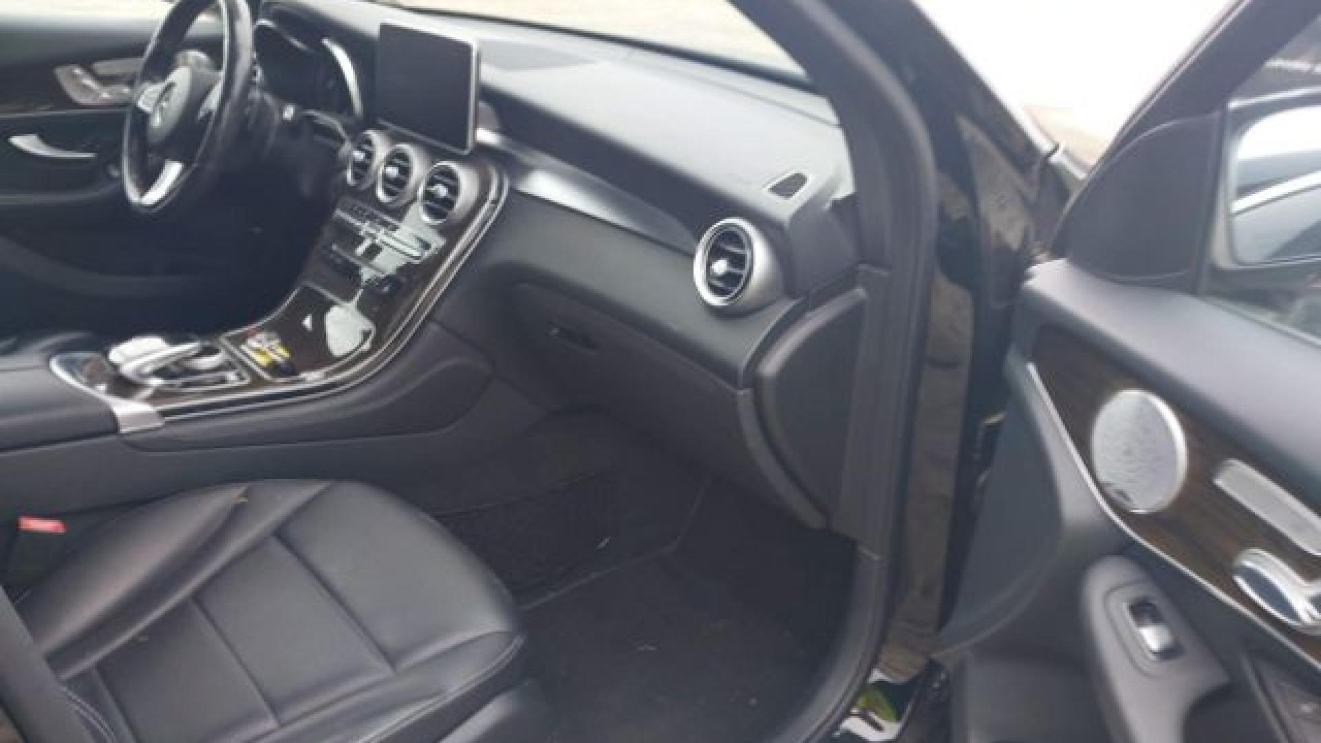 Mercedes - Glc 300 - 2017 - Black - 40993573