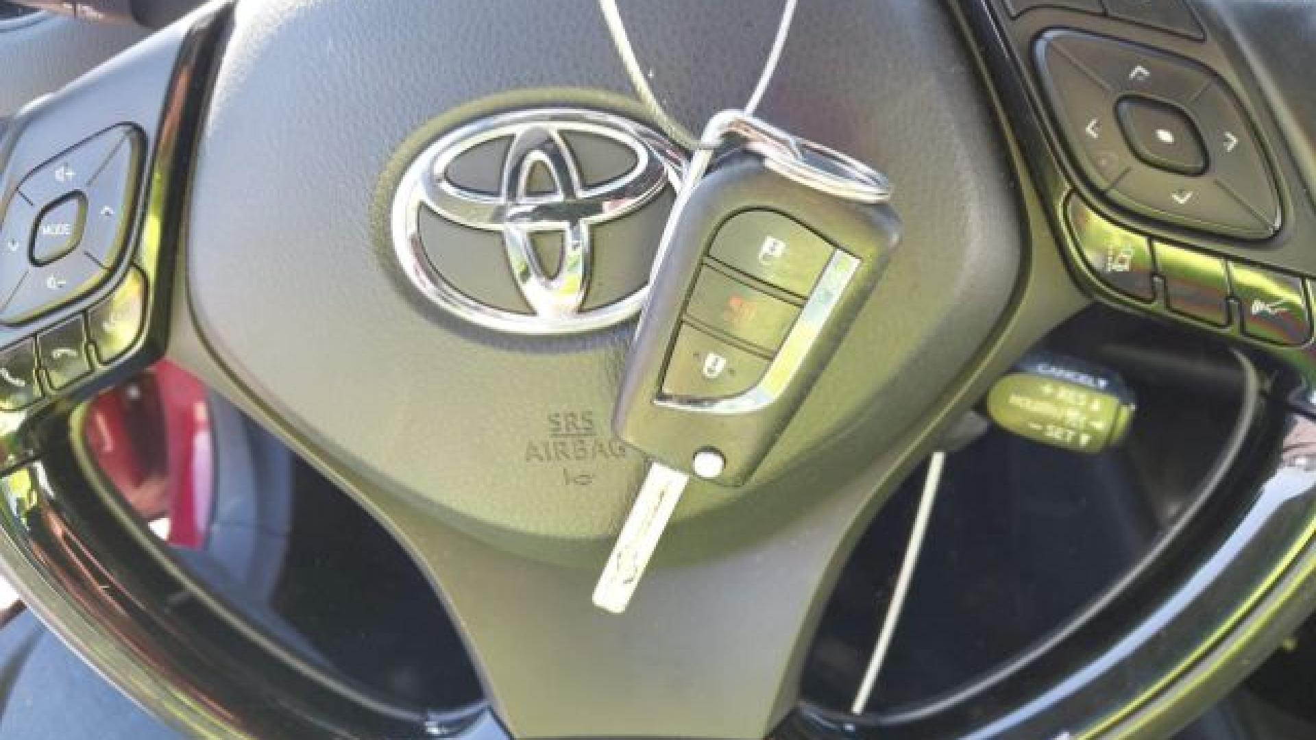 Toyota  - C-Hr  - 2018 - Red - 41029317