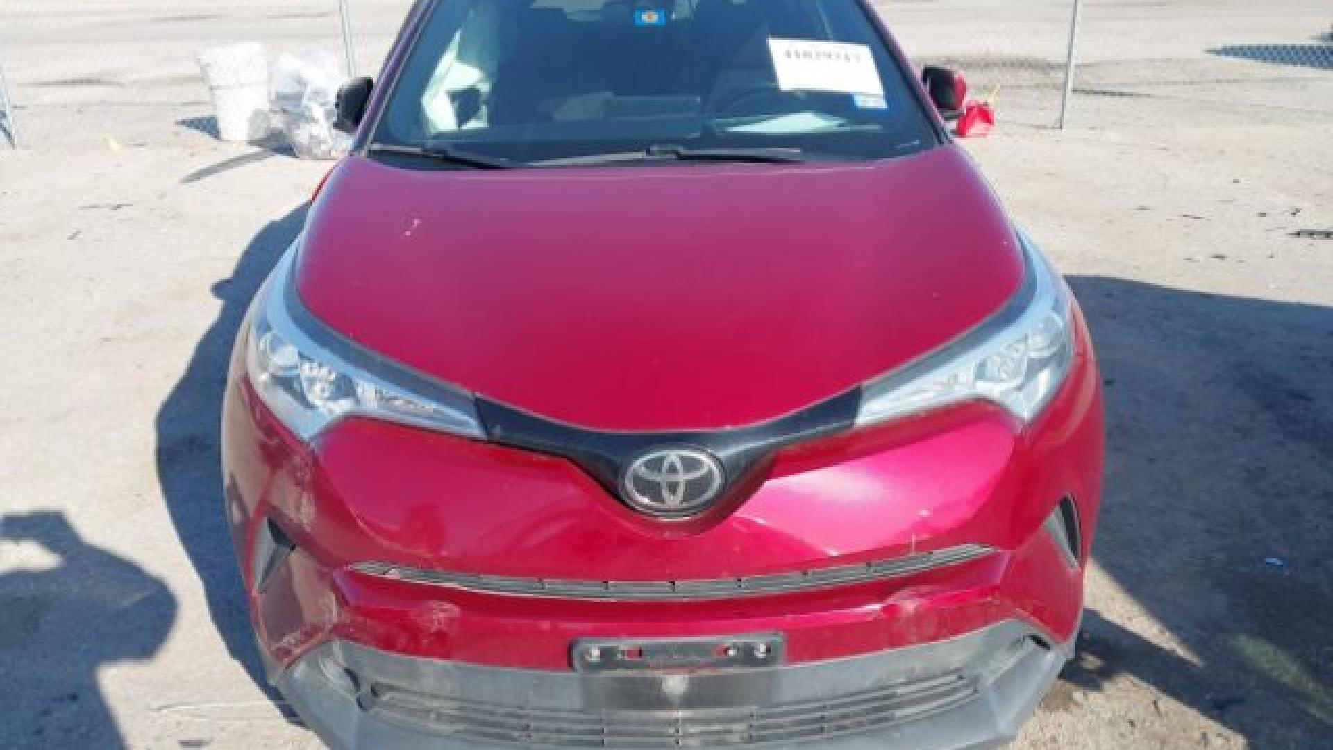 Toyota  - C-Hr  - 2018 - Red - 41029317