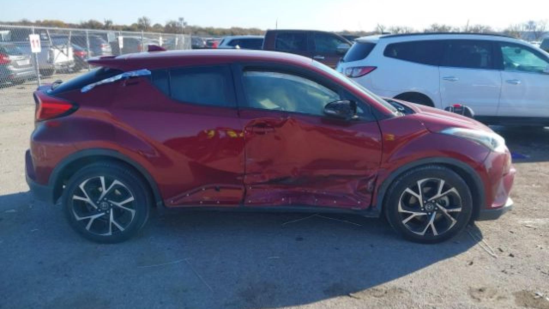 Toyota  - C-Hr  - 2018 - Red - 41029317