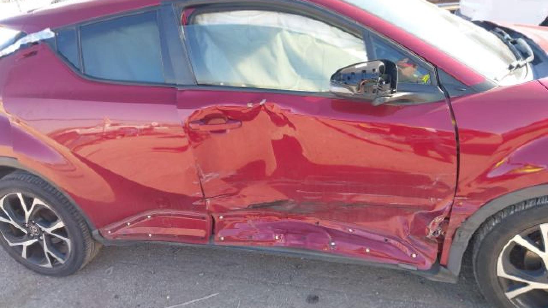 Toyota  - C-Hr  - 2018 - Red - 41029317