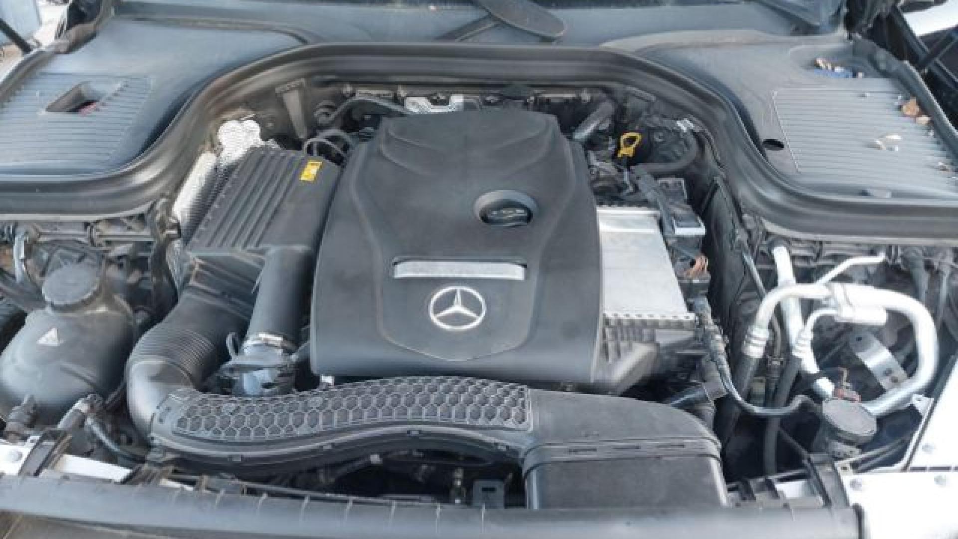 Mercedes - Glc300 - 2018 - Black - 41149077