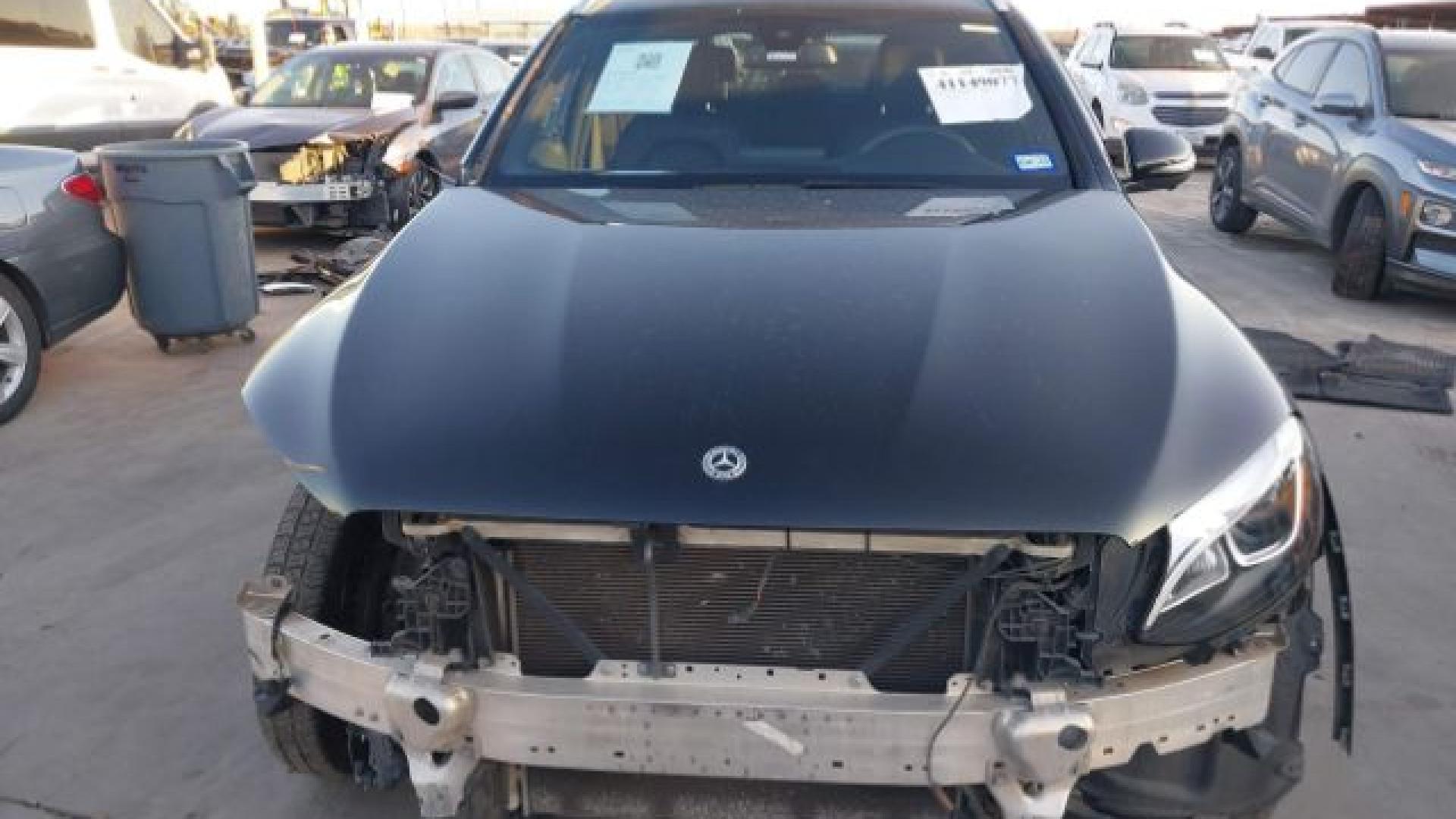 Mercedes - Glc300 - 2018 - Black - 41149077