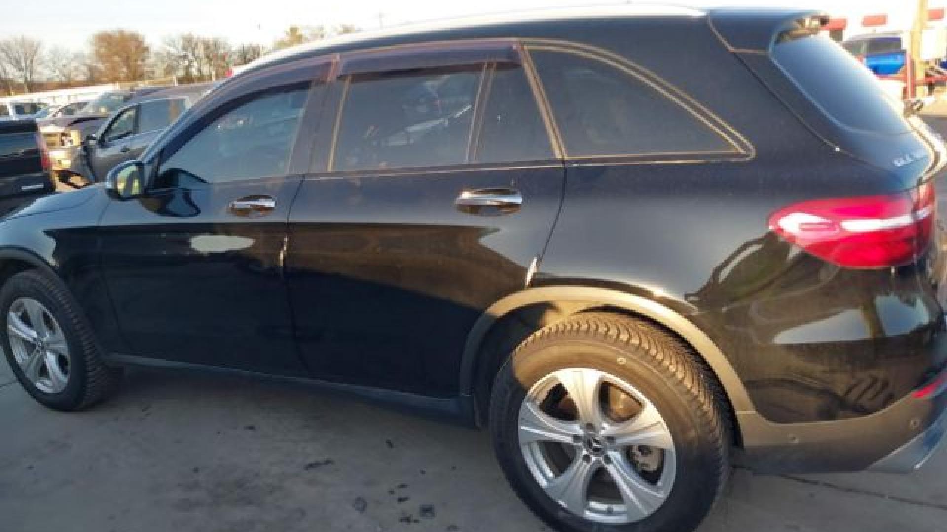 Mercedes - Glc300 - 2018 - Black - 41149077