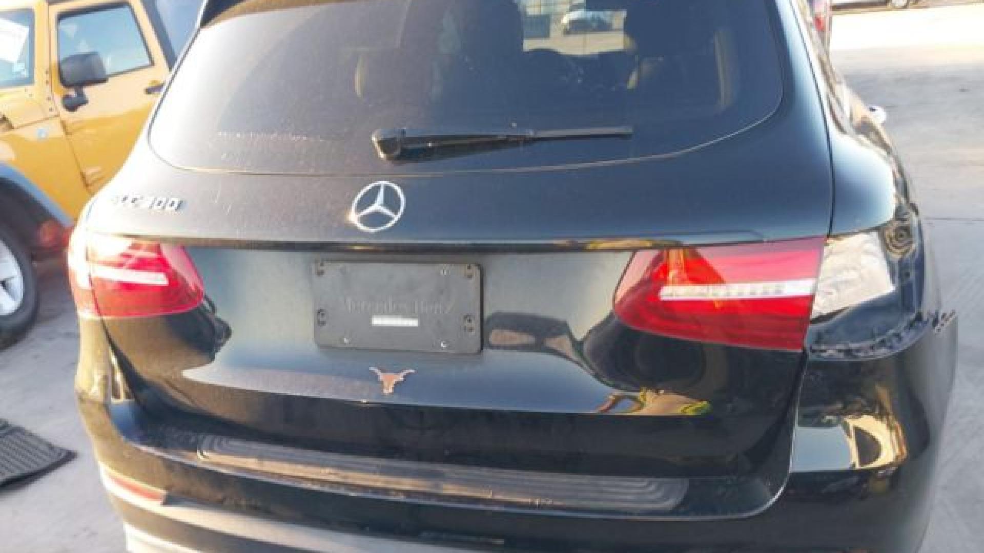 Mercedes - Glc300 - 2018 - Black - 41149077