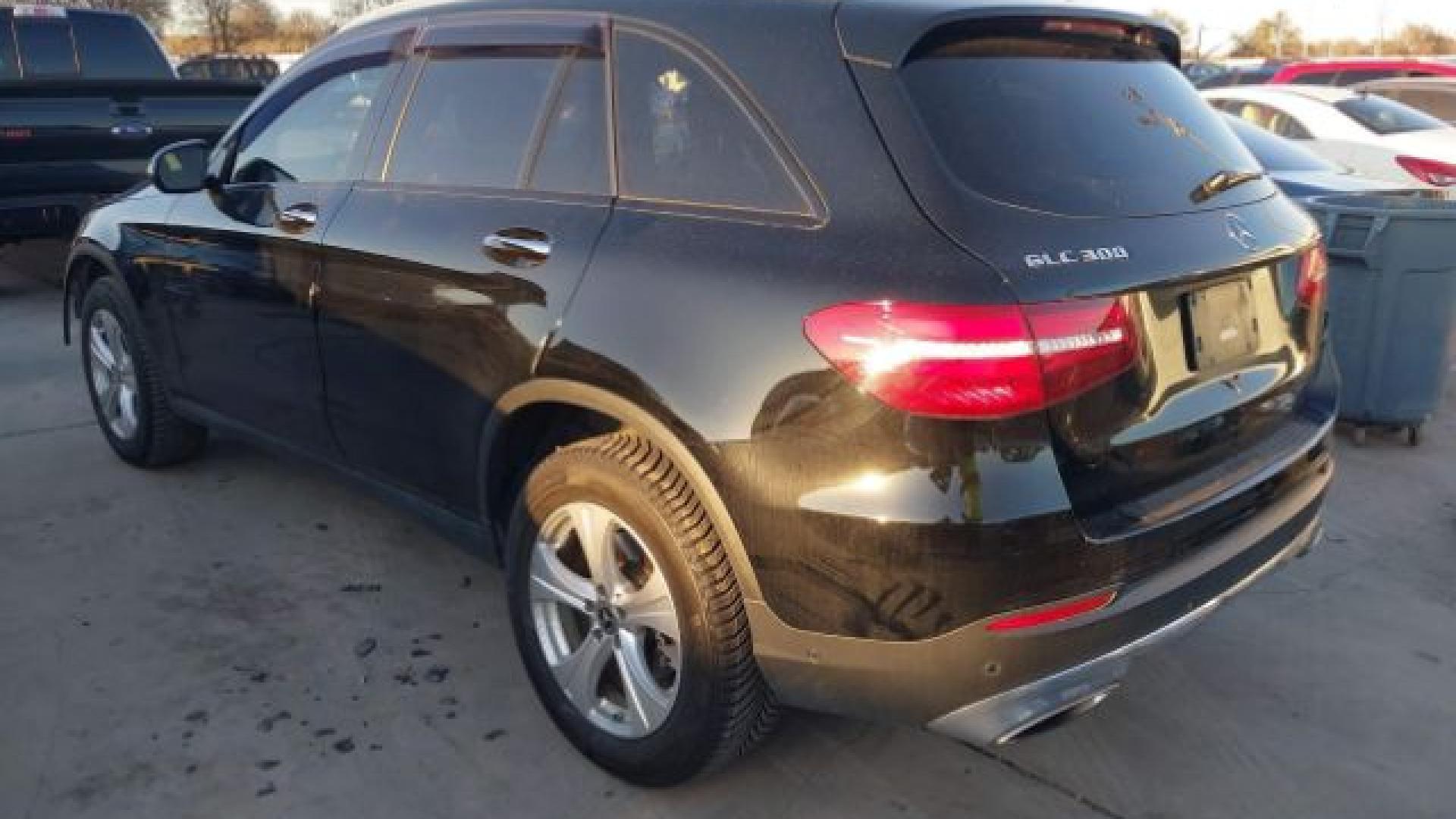 Mercedes - Glc300 - 2018 - Black - 41149077