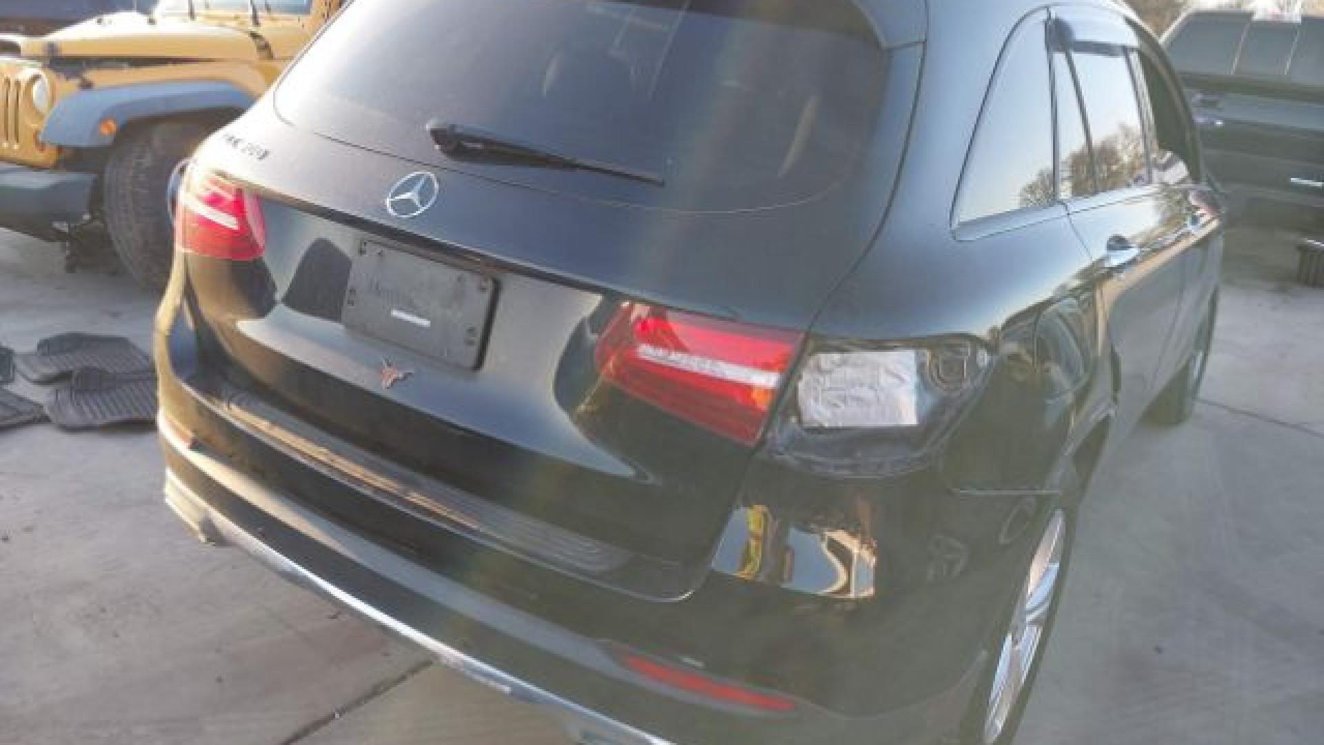 Mercedes - Glc300 - 2018 - Black - 41149077