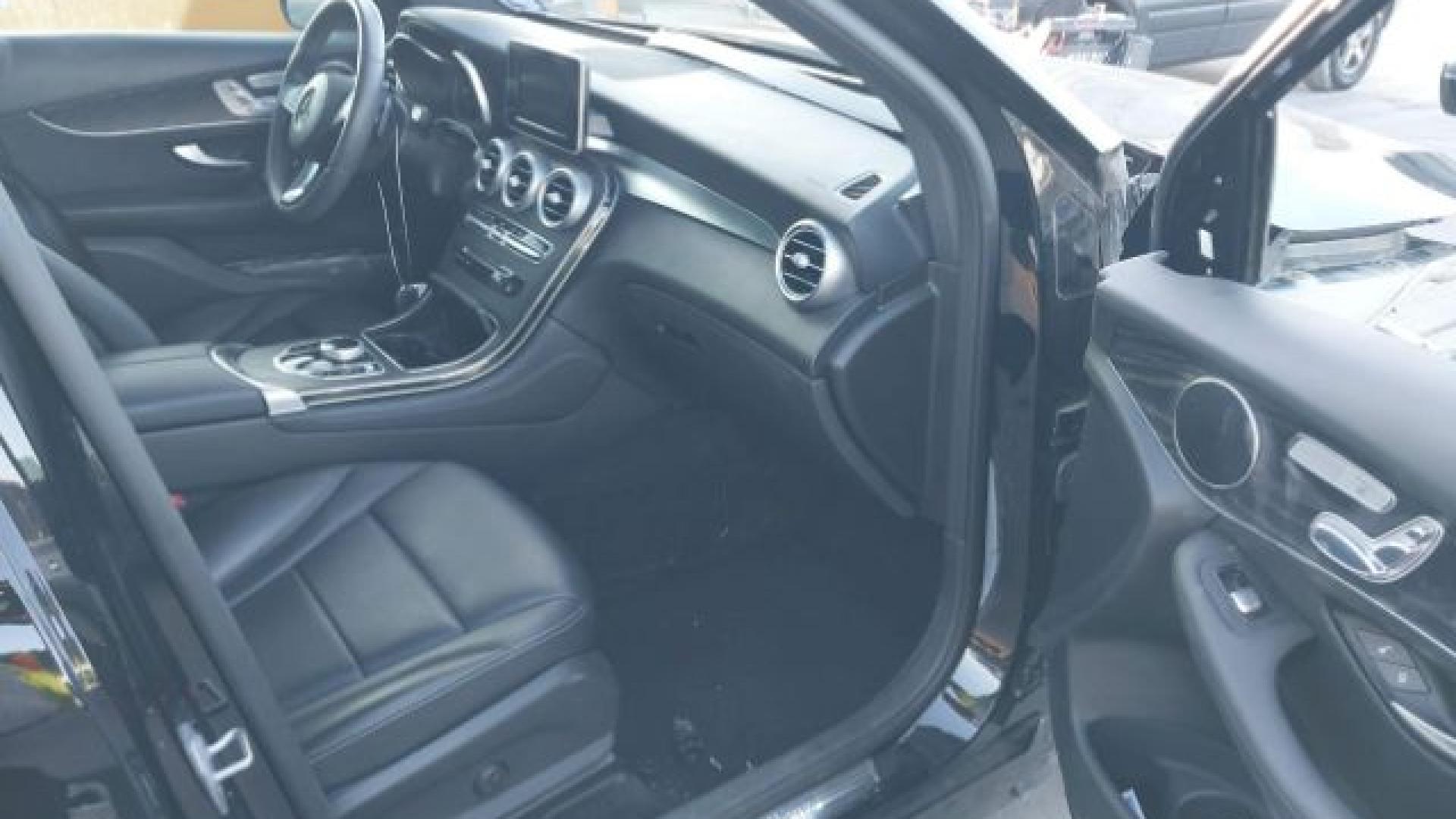 Mercedes - Glc300 - 2018 - Black - 41149077