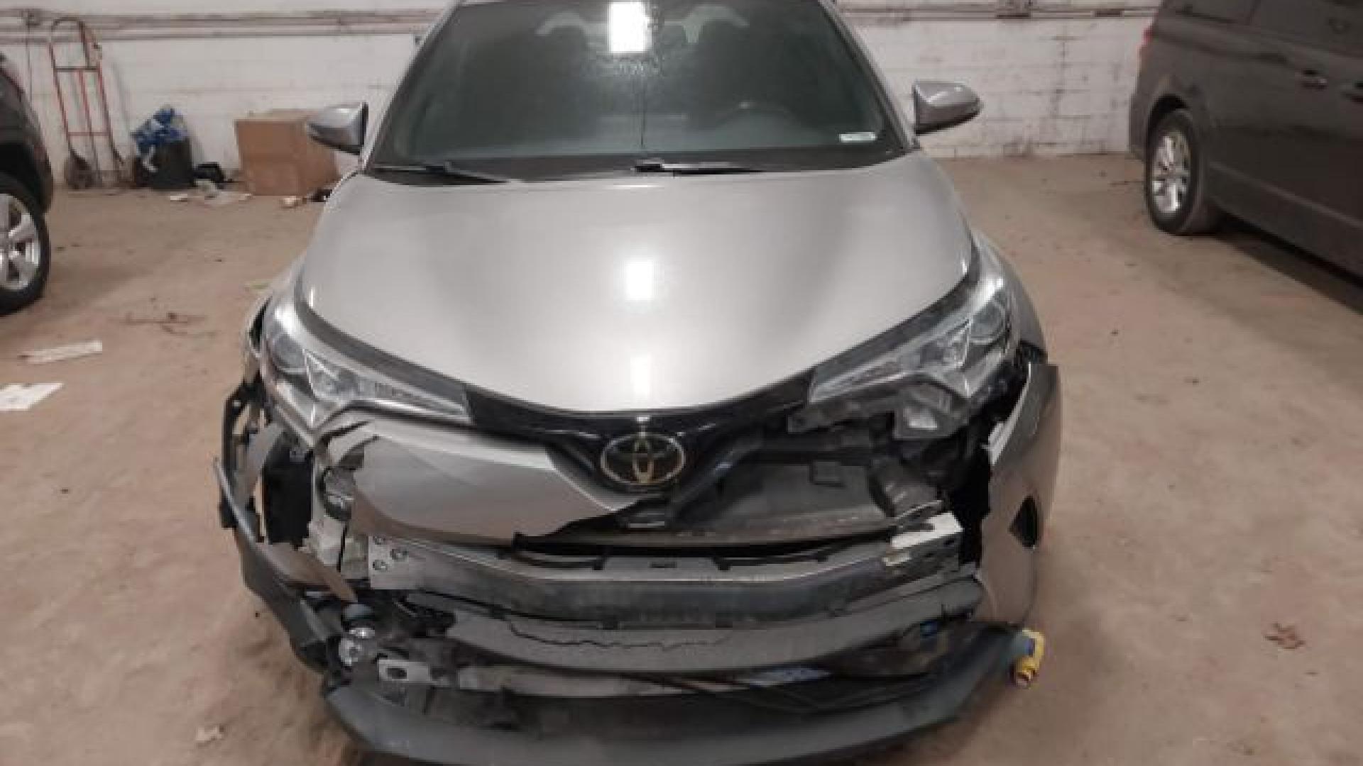 Toyota  - C-Hr  - 2018 - Silver - 41235757